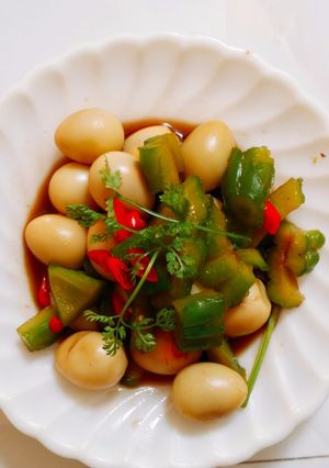 Hình của món Trứng cút kho khổ qua.