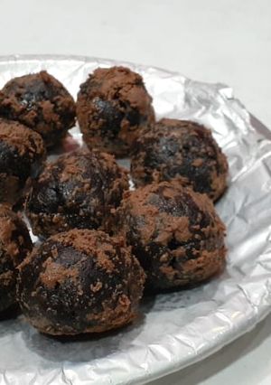 चॉकलेट बोल (chocolate balls recipe in Hindi) रेसिपी मुख्य फोटो