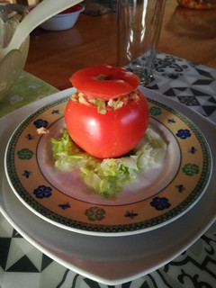 Una foto de Tomate relleno con atún y verduras