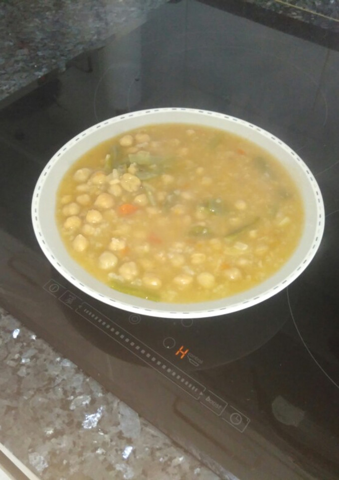 Una foto de Garbanzos con arroz, y verdura