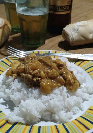 Una foto de Carne y pollo al curry con arroz