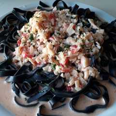 Una foto de Fideos Negros con salsa de Surimi