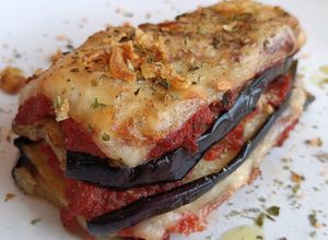 Una foto de Berenjena parmesana con butifarra