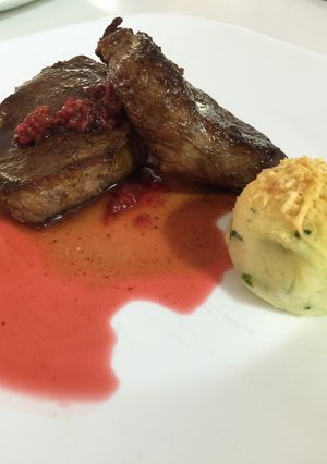 Una foto de Lomo de res en salsa de vino y mora