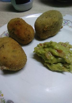Una foto de Nuggets de cerdo y salsa guacamole