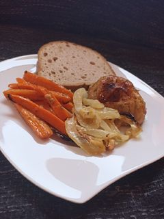 Mustáros pácolt csirkecomb, vele sült répával és hagymával recept fotója