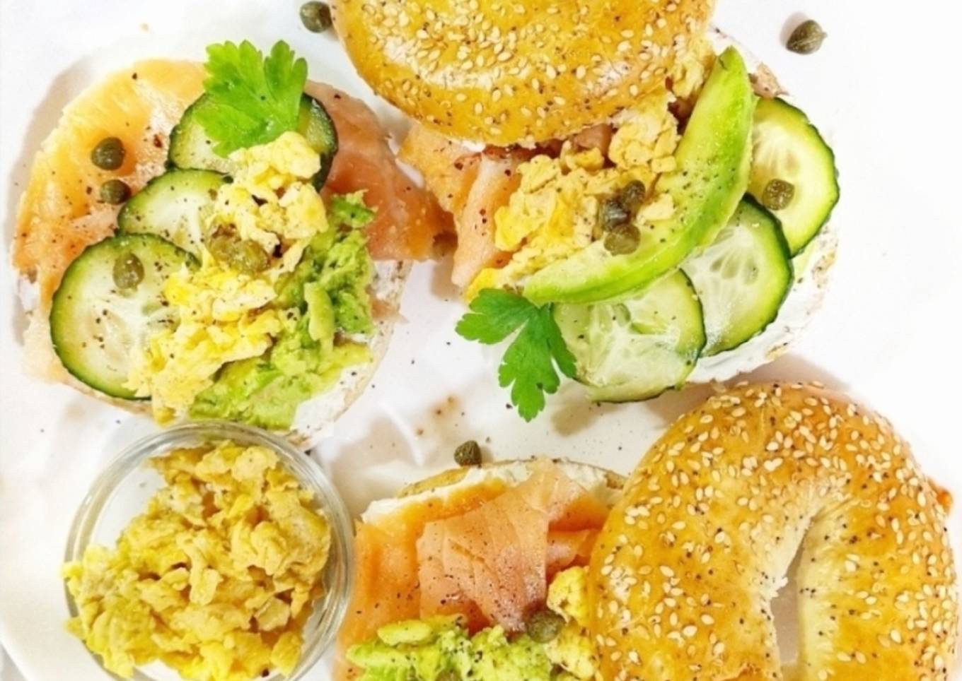 Bagel relleno con salmón, huevos revueltos y aguacate