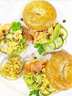 Foto principal de Bagel relleno con salmón, huevos revueltos y aguacate