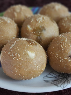ચૂરમાં ના લાડુ (Churma Ladoo Recipe In Gujarati) રેસીપી મુખ્ય ફોટો