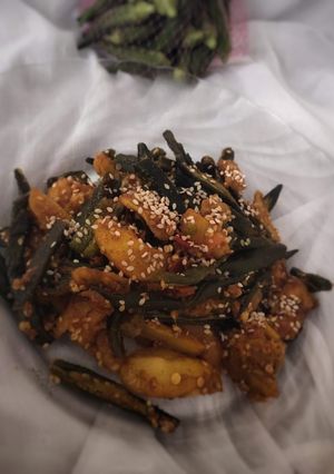 आलू  भिंडी की सूखी सब्जी (Aloo bhindi ki sookhi sabzi recipe in hindi) रेसिपी मुख्य फोटो