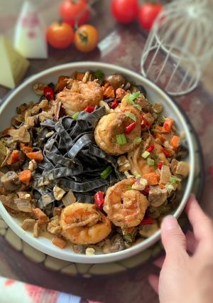 《好料日記》鮮蝦奶醬黑義大利麵 的食譜成品照片
