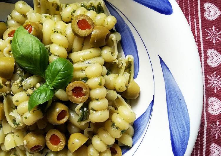 How to Prepare Premiato Pasta fredda con pesto di basilico e mandorle con olive