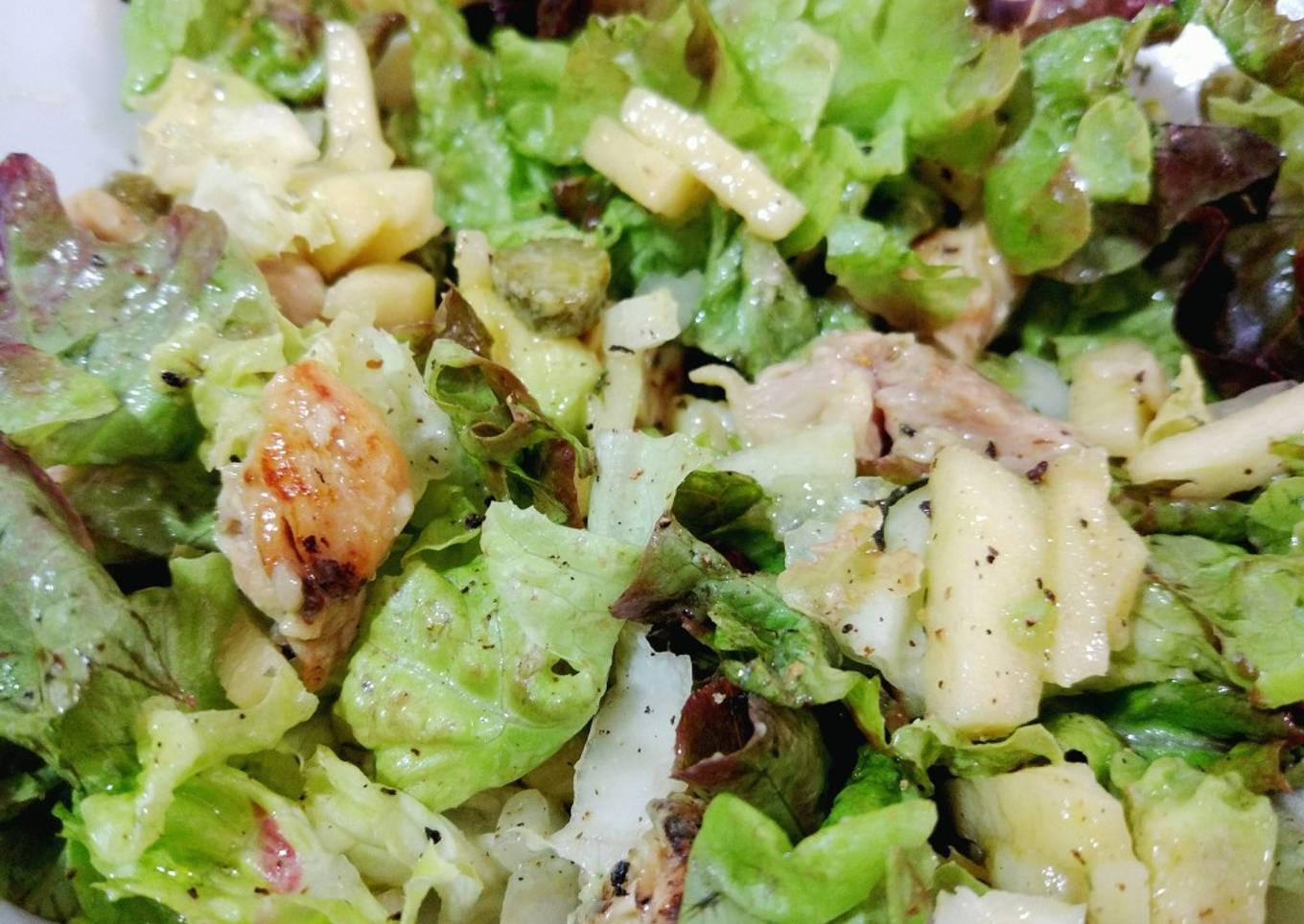 Ensalada de pollo con aguacate y manzana