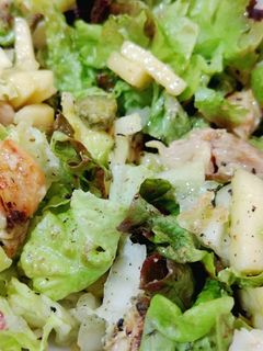 Una foto de Ensalada de pollo con aguacate y manzana