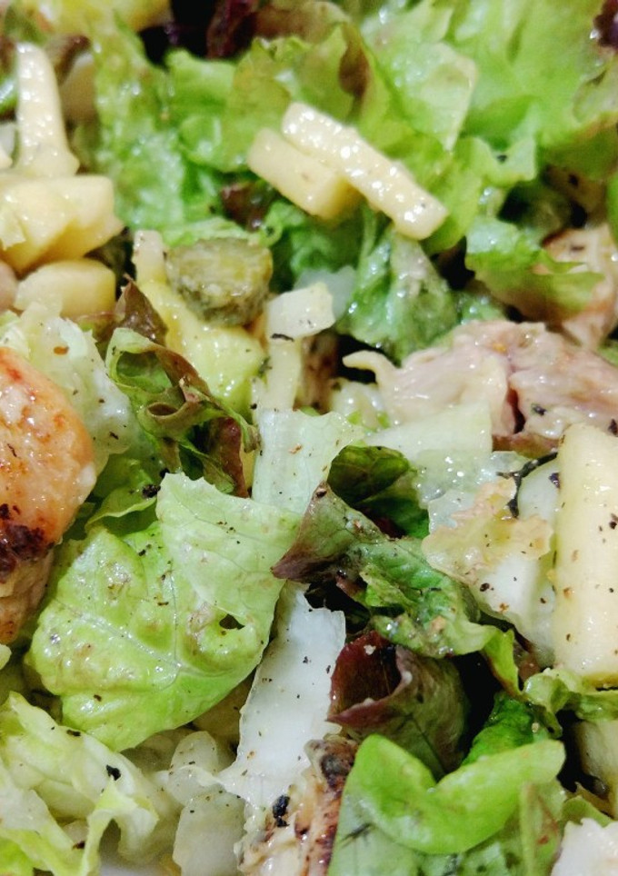 Una foto de Ensalada de pollo con aguacate y manzana