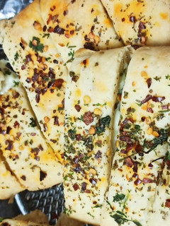 चीझ गार्लिक ब्रेड (Cheese Garlic Bread Recipe In Marathi) रेसिपी चे मुख्य फोटो