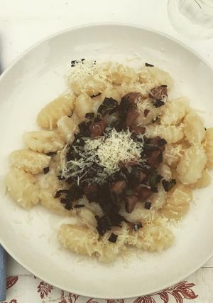Una foto de Ñoquis con panceta y verdeo