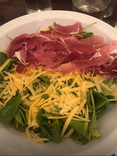 Una foto de Ensalada de rúcula con parmesano y jamón crudo 😋