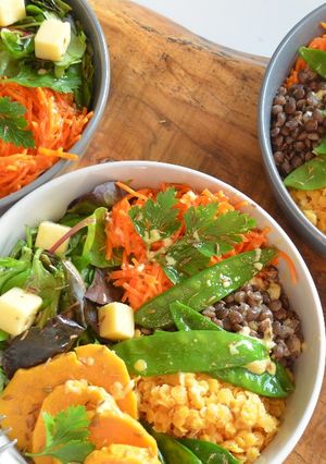Une photo de Buddha Bowl végétarien bicolore au cumin