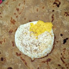A picture of Anda paratha.