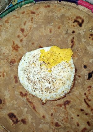 A picture of Anda paratha.