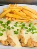 Pechugas a la sartén bañadas en salsa bechamel con queso