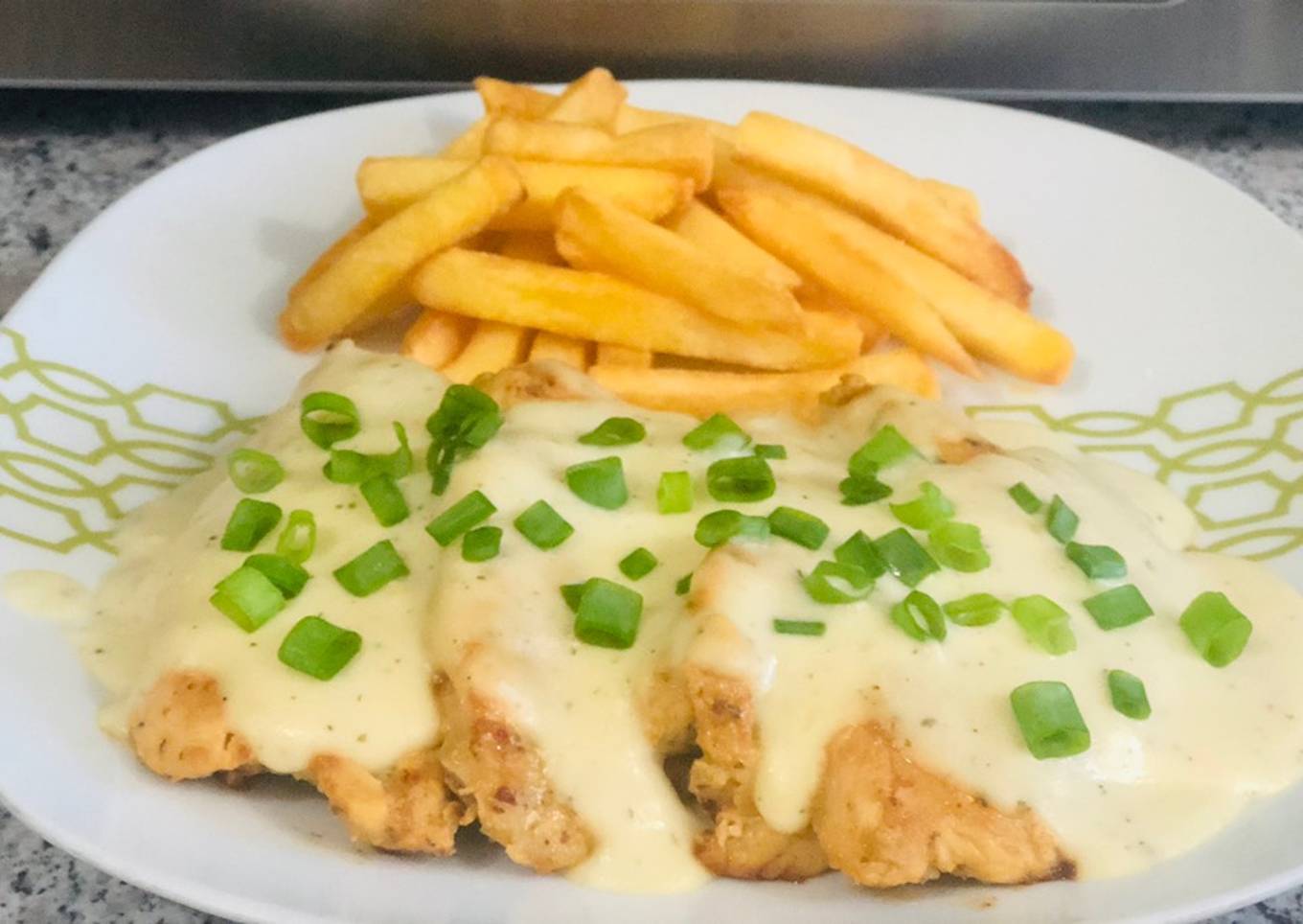 Pechugas a la sartén bañadas en salsa bechamel con queso