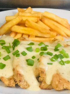 Una foto de Pechugas a la sartén bañadas en salsa bechamel con queso