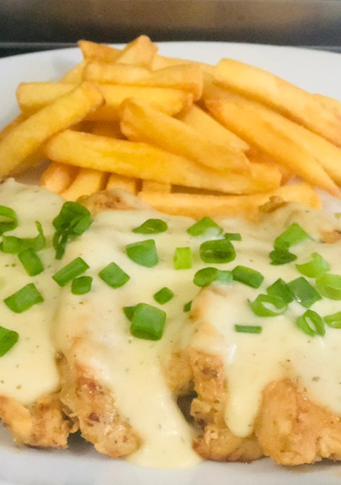 Una foto de Pechugas a la sartén bañadas en salsa bechamel con queso