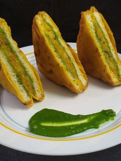 બ્રેડ પકોડા (Bread Pakoda Recipe In Gujarati) રેસીપી મુખ્ય ફોટો