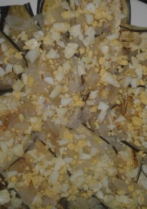 Una foto de Berenjenas con cebolla y huevo