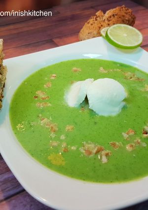 A picture of Cheesy broccoli walnut soup.