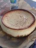 Tarta de queso al horno con toppings de galleta y virutas de chocolate