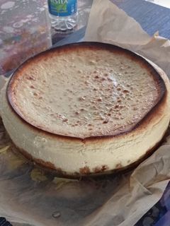 Una foto de Tarta de queso al horno con toppings de galleta y virutas de chocolate