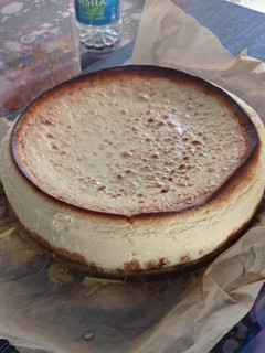 Una foto de Tarta de queso al horno con toppings de galleta y virutas de chocolate
