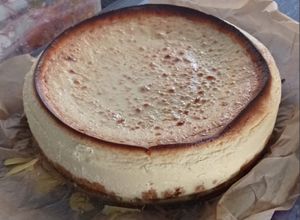 Foto principal de Tarta de queso al horno con toppings de galleta y virutas de chocolate