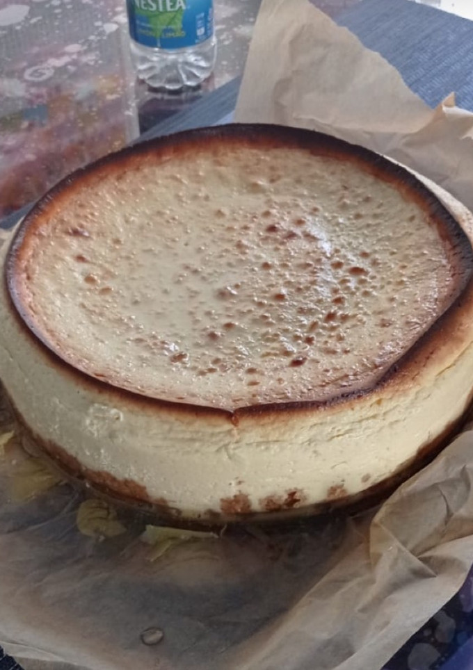 Una foto de Tarta de queso al horno con toppings de galleta y virutas de chocolate