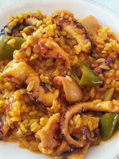 Una foto de Paella con pulpo en olla a presión