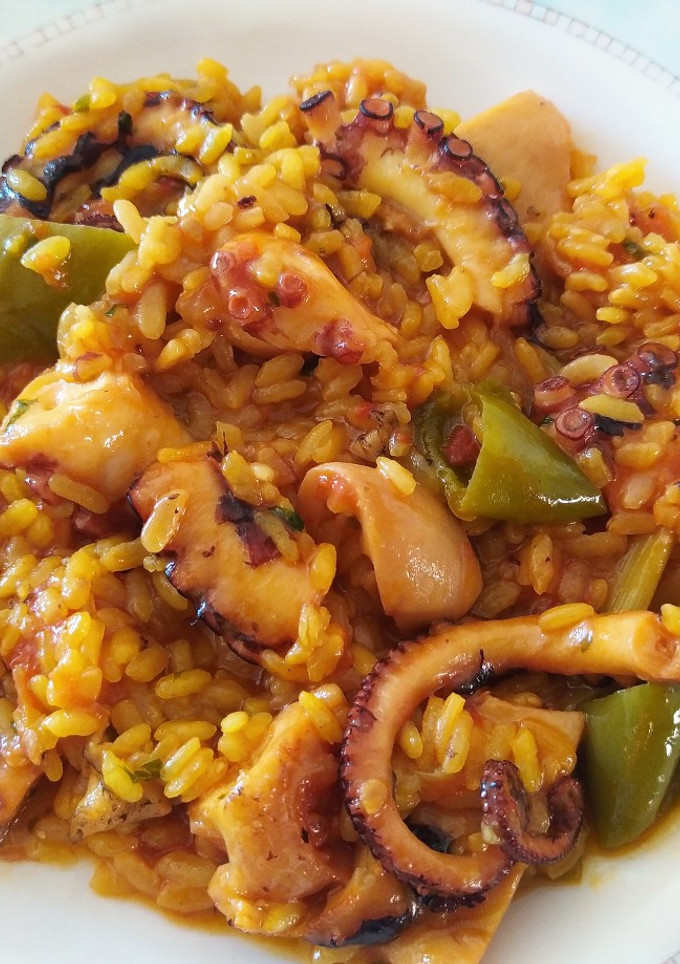 Una foto de Paella con pulpo en olla a presión