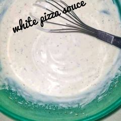 A picture of White pizza souce.