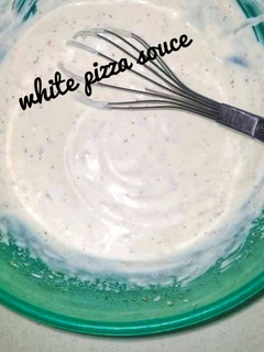 A picture of White pizza souce.