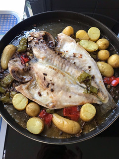 Una foto de Dorada con verduras