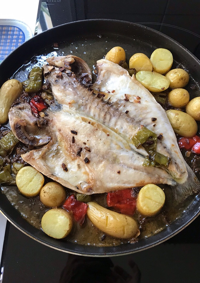 Una foto de Dorada con verduras