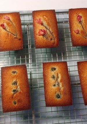 Foto di Financier con capperi o con i fiori di ciliegie sotto sale