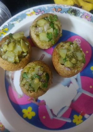 A picture of Stuffed chatpate golgappe.
