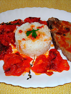 Una foto de Chuleta de cerdo con mermelada de tomate y arroz blanco