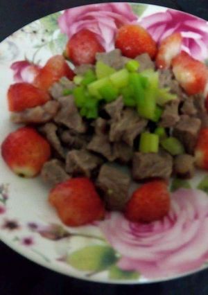 寵物鮮食-草莓蔬菜牛排 的食譜成品照片