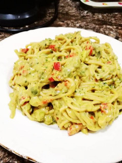 Una foto de Espaguetis con salsa de aguacate, queso y solomillo de pavo