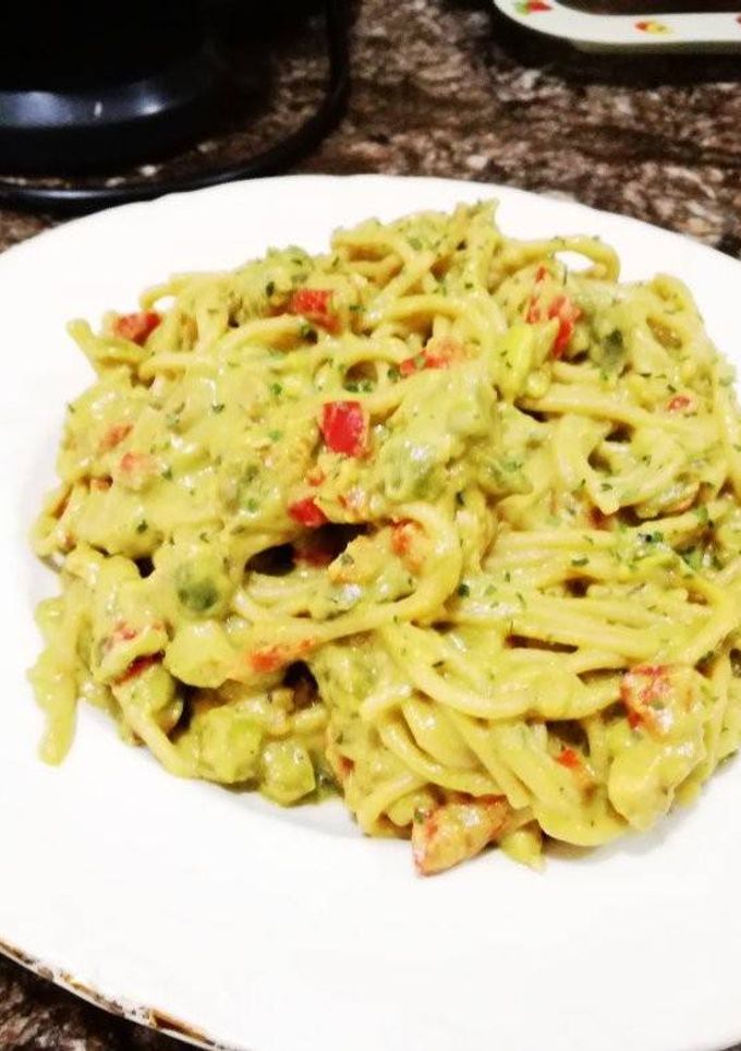 Una foto de Espaguetis con salsa de aguacate, queso y solomillo de pavo