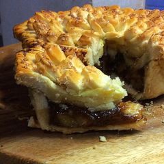 A picture of Decorative Apple pie.